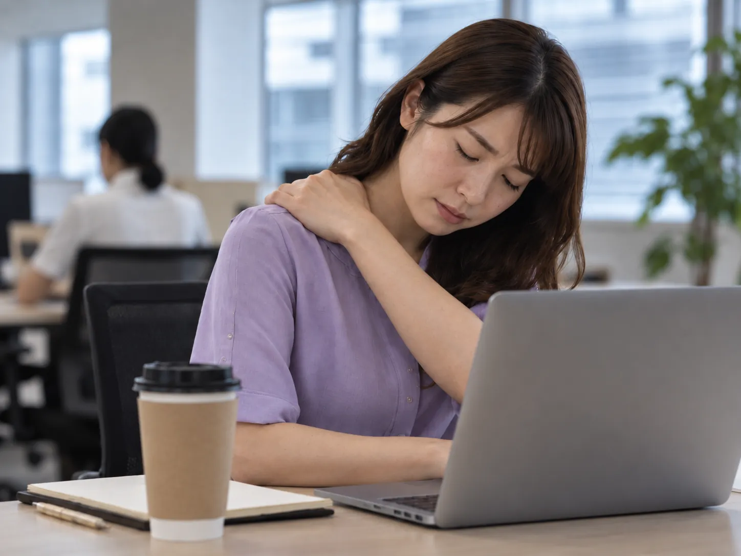 デスクで作業する会社員の姿勢