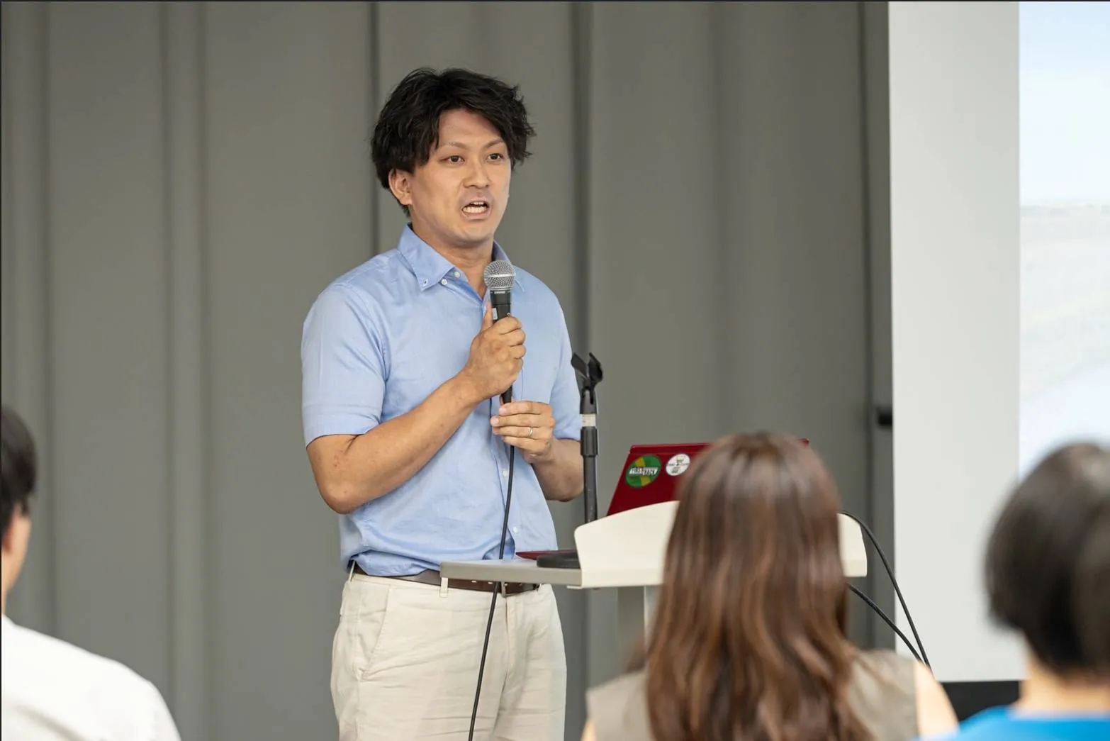 職場でセミナーを行う理学療法士